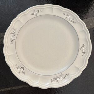 Pfaltzgraff Heirloom Floral Dinner Plate 10.5” White Flowers Stoneware
